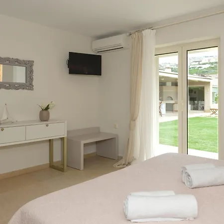 Hersonissos Beach Villa *